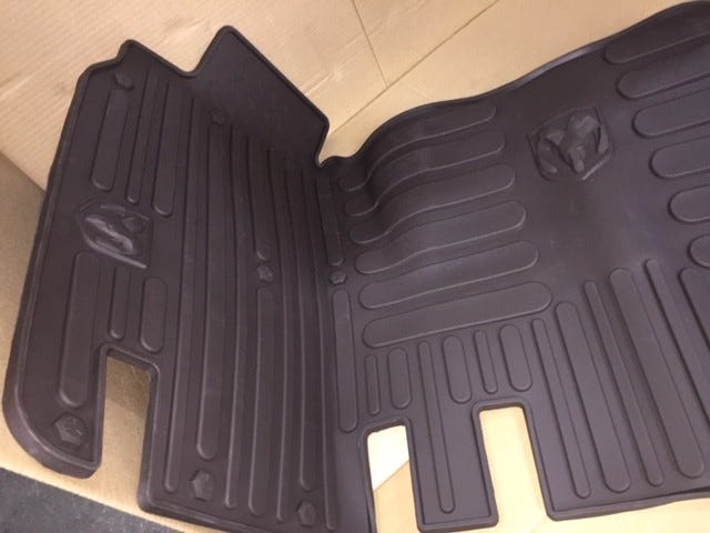 New Fits Chrysler Floor Rear Mat Kit - Part # 82212391
