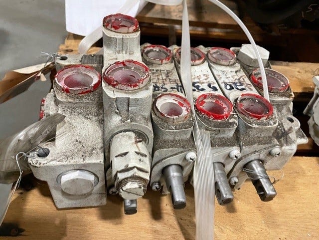 New OEM Genuine Caterpillar, Valve Bank Unahauler - Part # 205324-SR