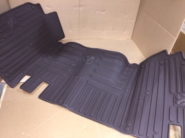 New Fits Chrysler Floor Rear Mat Kit - Part # 82212391